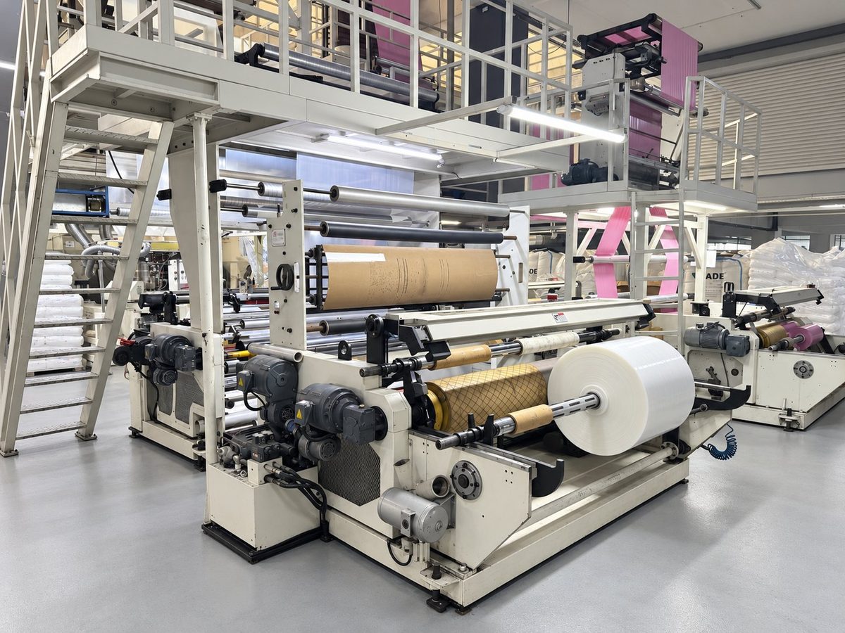 Blown film extrusion line and winder